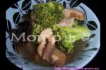 小吃 西兰花香菇木耳肉片汤