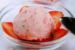 小吃 果味浓厚香甜可口草莓冰淇淋